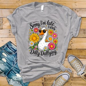 Koszulka Silly Goose - Przepraszam za spóźnienie, ociągałem się z projektem Bella & Canvas Premium Tee - Zabawna koszulka graficzna z śledzoną przesyłką w Wielkiej Brytanii
