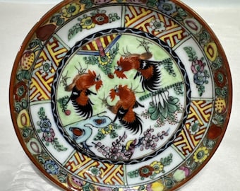 Japanskt porslin, tuppar, fåglar, tallrik, handdekorerad, Hong Kong, 13,5 cm
