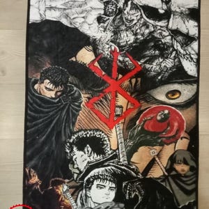 Pu&ograve; includere: Illustrazione in bianco e nero di personaggi della serie anime Berserk. L'immagine presenta un grande simbolo rosso con un contorno nero, e diversi personaggi della serie, tra cui Guts, Griffith e Casca.