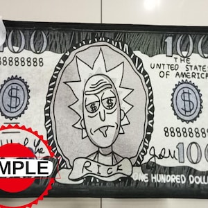 Pu&ograve; includere: Un tappeto bianco e nero con un'immagine di cartone animato di Rick Sanchez della serie animata Rick e Morty. Il tappeto &egrave; progettato per assomigliare a una banconota da $ 100 con le parole "THE UNITED STATES OF AMERICA" e "ONE HUNDRED DOLLARS" stampate su di esso. Le parole "SAMPLE" e "RICE" sono anche stampate sul tappeto.