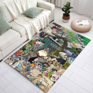 Pu&ograve; includere: Un tappeto colorato con personaggi di film dello Studio Ghibli, tra cui Totoro, Senza Faccia e Kiki Consegne a Domicilio. Il tappeto ha uno sfondo verde con una variet&agrave; di personaggi e scene dai film.