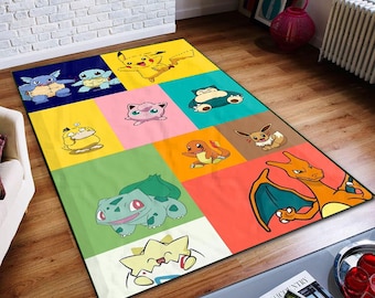 Op de afbeelding: Een rechthoekig vloerkleed met een raster van kleurrijke panelen, elk met een ander stripfiguur. De figuren zijn onder andere Pikachu, Squirtle, Blastoise, Jigglypuff, Snorlax, Psyduck, Charmander, Eevee, Bulbasaur, Charizard en Togepi.