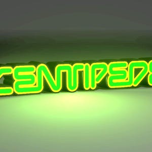 Könnte beinhalten: 3D-Neon-Schild mit dem Wort "CENTIPEDE". Die Buchstaben sind hellgrün umrandet, mit gelbem Innenraum und schwarzem Rand. Das Schild ist leicht angewinkelt und wirft einen Schatten auf einen grünen Farbverlauf.
