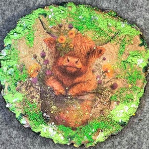 Highland Cow Wood Slice, Green Glitter Painted Highland Cow, Highland Cow Lover Gift, Farm Cow Decor, Highland Cow Art, Cow Shelf Decoration