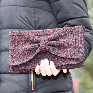 Élégante pochette noire et bordeaux à nœud | Sac de soirée à bracelet scintillant fait main avec nœud.