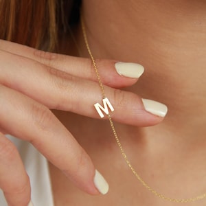 Collar con inicial de 14 quilates, collar con inicial extrapequeña y letras laterales, collar llamativo elegante, regalo de San Valentín, collar con letras