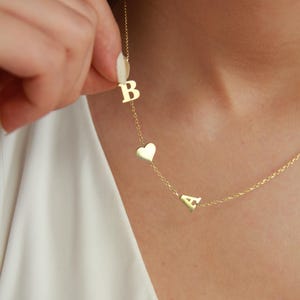 Collar con inicial lateral de 14 quilates y corazón, collar con inicial de letra, collar con inicial de corazón, collar elegante, regalo para ella
