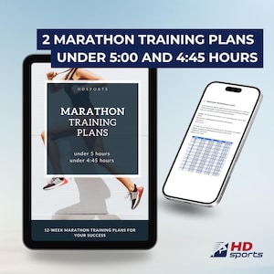 Könnte beinhalten: Ein Tablet und ein Smartphone mit Marathon-Trainingsplänen. Das Tablet zeigt eine Läufergrafik mit dem Text: "MARATHON TRAINING PLANS under 5 hours under 4:45 hours." Das Smartphone zeigt eine Leistungstabellen. Der Text lautet "2 MARATHON TRAINING PLANS".
