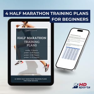 Könnte beinhalten: Ein digitales Tablet zeigt eine Grafik eines Läufers mit dem Text "4 Half Marathon Training Plans for Beginners" und "HDsports" auf blauem Hintergrund. Das Tablet liegt auf einer weißen Oberfläche mit einem Smartphone, das eine Tabelle mit dem Text "Leistungsniveau bestimmen" anzeigt.
