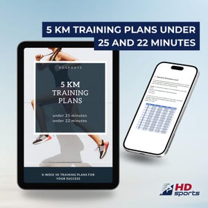 Może przedstawiać: Tablet cyfrowy wyświetlający przewodnik po planie treningowym 5 km z biegaczem na okładce. Przewodnik nosi tytuł "5 KM TRAINING PLANS under 25 minutes under 22 minutes". Tekst "8-WEEK 5K TRAINING PLANS FOR YOUR SUCCESS" znajduje się na dole tabletu. Obok tabletu widoczny jest smartfon wyświetlający tabelę z tytułem "Determine Performance Level". Tekst "HDsports" znajduje się na dole obrazu.