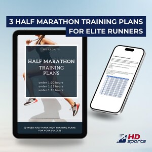 以下が含まれることがあります： 「ハーフマラソン トレーニング プラン」と「HDsports」のテキストが書かれたランナーのグラフィックが表示されているデジタルタブレット。タブレットは、その上に「3 Half Marathon Training Plans for Elite Runners」というテキストが書かれた青い背景の上に置かれています。スマートフォンの画面には、「Determine Performance Level」というテキストが書かれた表が表示されており、画像の右下隅にあります。