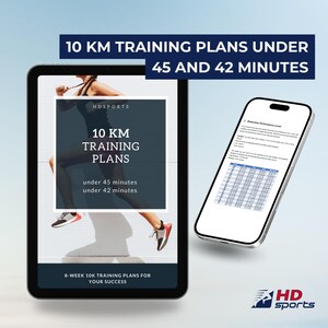 Può includere: Un tablet digitale che mostra una grafica di un corridore con il testo "10 KM TRAINING PLANS UNDER 45 AND 42 MINUTES" e "HDSPORTS" in alto. Il tablet è su una superficie bianca con un cielo blu sullo sfondo. Uno smartphone è in primo piano che mostra una tabella con il testo "Determine Performance Level".