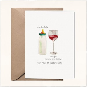 Puede incluir: Una tarjeta de felicitación blanca con una ilustración en acuarela de un biberón y una copa de vino tinto. El texto dice: one for baby, one for mommy and daddy. *WELCOME TO PARENTHOOD! Un sobre marrón está colocado detrás de la tarjeta.
