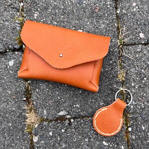 Conjunto de carteira e chaveiro de couro feito à mão – elegante e atemporal