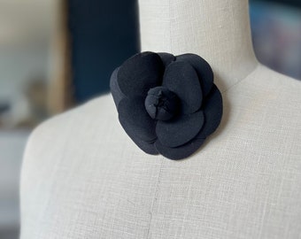 Petite broche camélia en soie noire/Broche camélia/Broche camélia/Cadeau de luxe/Broche camélia couture