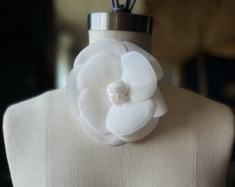 Grande broche camélia en soie blanc cassé/Broche camélia en soie haut de gamme blanc cassé/Broche camélia/Cadeau de luxe/Broche camélia haute couture/Couture nuptiale/