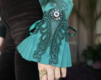 Emerald green Solo Gothic Victorian cuffs/Ruffled cuff/steampunk cuff/Dark fashion/Fantasy cuff/Forest fairy/Celtic jewelry