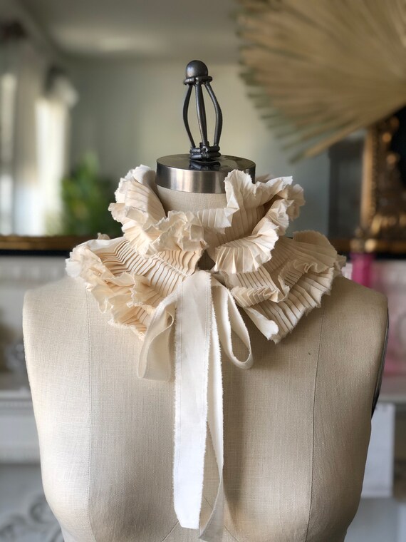 Straight knit dress with ruff collar cheap