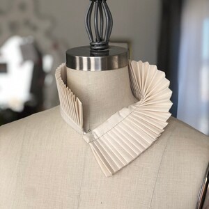 Black collar/ pleated collar/More colors/High collar/Shirt collar/Brick red/Neck detail/Couture collar/Neck ruffle/marinaasta image 8