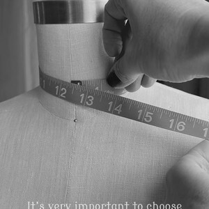 May include: A grayscale image of a dress form with a measuring tape around the neck. The tape reads 30 to 43 cm. Text on the form reads: "It's very important to choose the right size for your collar."