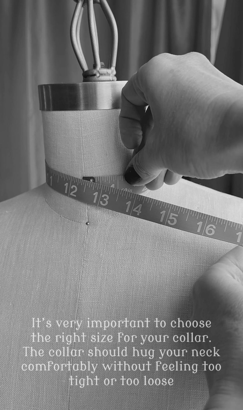 May include: A grayscale image of a dress form with a measuring tape around the neck. The tape reads 30 to 43 cm. Text on the form reads: "It's very important to choose the right size for your collar."