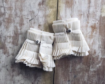 Ivory Ruffled cuffs/Detachable pleated cuffs/Detachable cuffs/Wrist ruff/Cuffs Sleeve/Fashion sleeve/Jacket sleeve/Designer ruffles