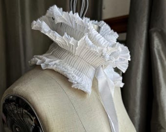 Reserved Designer neckerar /White ruffled collar/Neck ruff/Victorian choker/ Gothic choker/Detachable Ruffle Collar/Ruffle collar