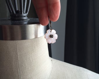 Vintage earrings/ Floral mother of Pearl/Floral pearl earrings/Mother pearl earrings/ Small floral earrings/Vintage fashion earrings