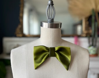 Olive green bow brooch/ Silk atlas now/ Couture jabot / bow / history of fashion / green bow/art of bow
