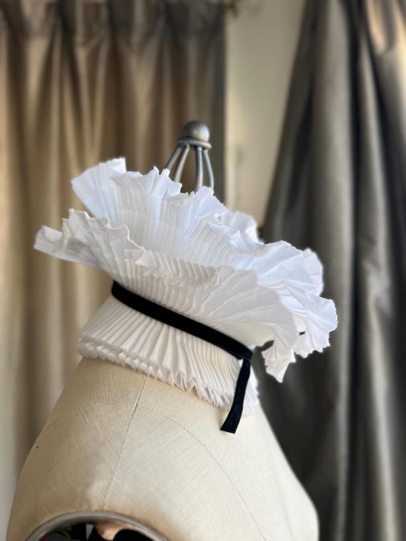 Elizabethan collar/ Modern Victorian collar/Ruffled collar/ choker necklace / Neck ruff/ Neck corset/Collar ruff/