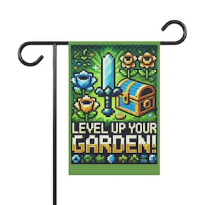 Peut inclure: Un drapeau de jardin vert avec un motif pixelisé représentant une épée, un coffre au trésor et des fleurs. Le texte "Level Up Your Garden!" est imprimé sur le drapeau.