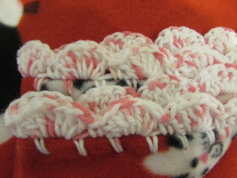Baby Blanket Red Fleece With Black And White Kitty Cats With Pink /& White Shell Crochet Edge