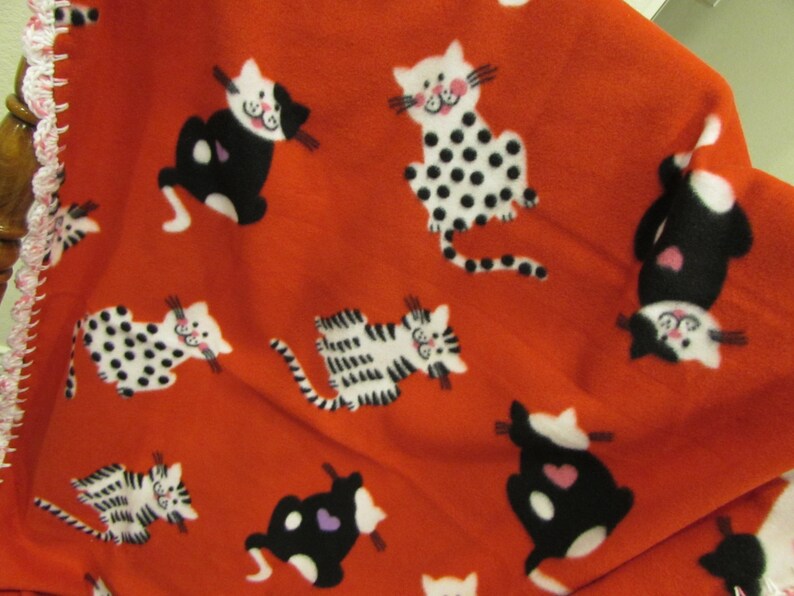Baby Blanket Red Fleece With Black And White Kitty Cats With Pink /& White Shell Crochet Edge