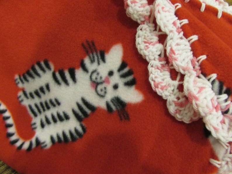 Baby Blanket Red Fleece With Black And White Kitty Cats With Pink /& White Shell Crochet Edge