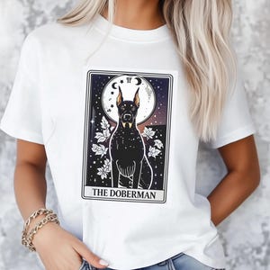 Camiseta con colores reconfortantes de la carta del tarot del dóberman, camiseta celestial para amantes de los perros, top con carta del tarot, regalo para mamá de perro dóberman, amantes del dóberman