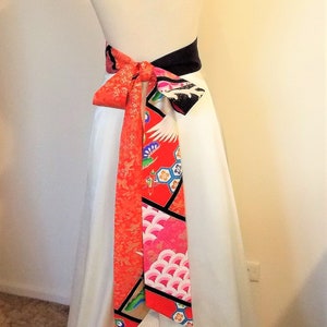 Fascia da sposa vintage KIMONO OBI con fiocco HIKIFURISODE in seta crespa nera bianca con onda a traliccio rosso rosa e frange nere, pronta per la spedizione
