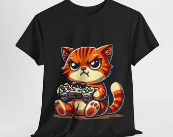 Puede incluir: Camiseta negra con una ilustración de dibujos animados de un gato atigrado naranja sosteniendo un mando de videojuegos. El gato tiene una expresión enfadada. El diseño está impreso en una camiseta negra.