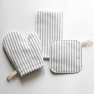 Farmhouse Play Oven Mitt & Pot Holder, Kids Toy Kitchen Accessories, Toddler Kitchen, Pretend Play, Gift for Kids, Kids Room Decor Black