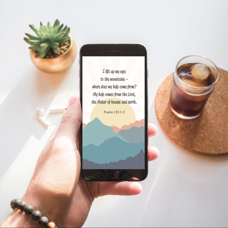 Puede incluir: Un smartphone muestra un gr&aacute;fico con el texto "Alzar&eacute; mis ojos a los montes; &iquest;De d&oacute;nde vendr&aacute; mi socorro? Mi socorro viene del Se&ntilde;or, que hizo los cielos y la tierra. Salmo 121:1-2." El gr&aacute;fico presenta un paisaje monta&ntilde;oso.