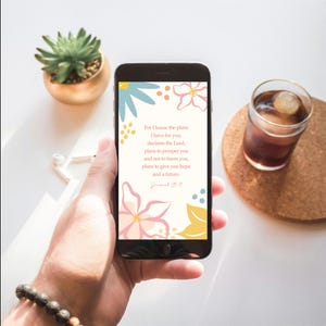 Puede incluir: Un tel&eacute;fono inteligente muestra un dise&ntilde;o floral con el texto "Porque yo s&eacute; los planes que tengo para vosotros, dice el Se&ntilde;or, planes de bienestar y no de calamidad, para daros un futuro y una esperanza. Jerem&iacute;as 29:11." Una planta suculenta y una bebida est&aacute;n en el fondo.
