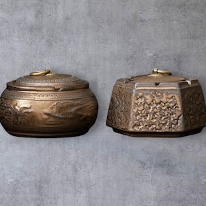 Vintage-Style Ceramic Ashtray - 2 Unique Designs, Retro & Futuristic for Home or Office Use