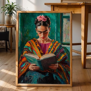 Puede incluir: Pintura enmarcada de una mujer leyendo un libro, con un chal colorido y una flor en el pelo. La obra de arte está ambientada sobre un fondo verde, con un marco de madera. La escena está iluminada por luz natural, con mesas de madera y plantas al fondo.