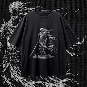 Puede incluir: Camiseta negra con una ilustración blanca detallada de una figura con cabello ondeante y una espada. El diseño tiene una estética vintage y desgastada. La camiseta es de cuello redondo.