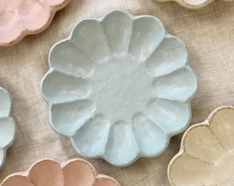 Piatto Rinka a forma di petalo di fiore / Ceramica rustica in stile cottagecore / Miniatura giapponese / Autenticamente realizzato a mano in Giappone
