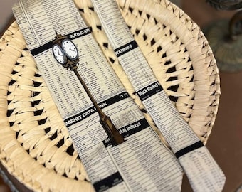 Cravatta in seta vintage con stampa del mercato azionario e di giornale, 100% seta, un capo originale.