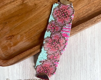 Handgewebtes Blumenarmband, Perlen-Loom-Schmuck, Rotgold-Schaumstoff-Verstellbarer handgemachter Schmuck