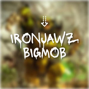 Könnte beinhalten: Weißer Text "IRONJAWZ BIGMOB" auf verschwommenem Hintergrund mit einem Pfeil nach unten. Der Text hat einen Tropfeffekt, der einen kühnen, urbanen Stil suggeriert. Der Hintergrund hat Braun-, Grün- und Gelbtöne.
