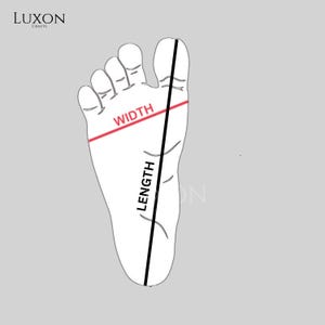 Może przedstawiać: Ilustracja stopy z wymiarami długości i szerokości. Słowo "SZEROKOŚĆ" jest czerwone, a "DŁUGOŚĆ" czarne. Logo "LUXON CRAFTS" znajduje się w lewym g&oacute;rnym rogu. Szare tło.