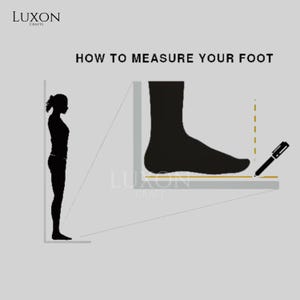 Może przedstawiać: Ilustracja pokazująca, jak zmierzyć stopę. Czarna sylwetka osoby stoi obok schematu stopy mierzonej długopisem. Tekst brzmi &bdquo;HOW TO MEASURE YOUR FOOT&rdquo;. Logo Luxon Crafts znajduje się w lewym g&oacute;rnym rogu.
