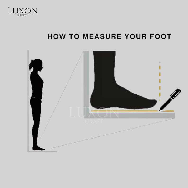 Może przedstawiać: Ilustracja pokazująca, jak zmierzyć stopę. Czarna sylwetka osoby stoi obok schematu stopy mierzonej długopisem. Tekst brzmi &bdquo;HOW TO MEASURE YOUR FOOT&rdquo;. Logo Luxon Crafts znajduje się w lewym g&oacute;rnym rogu.